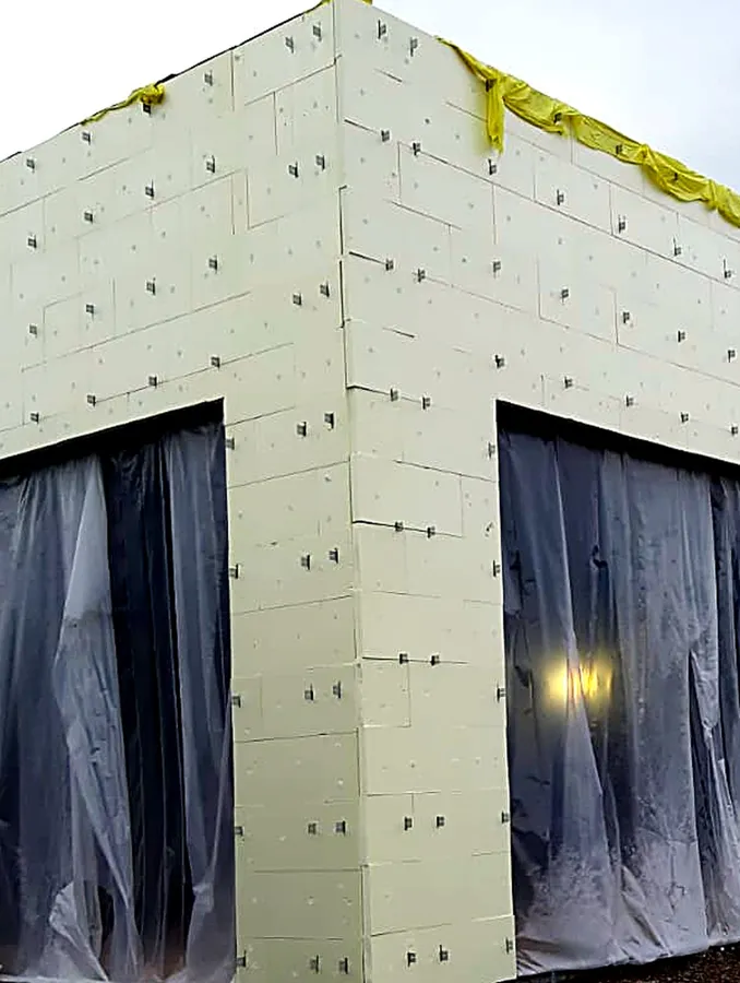 Facciata in cantiere durante il rilievo