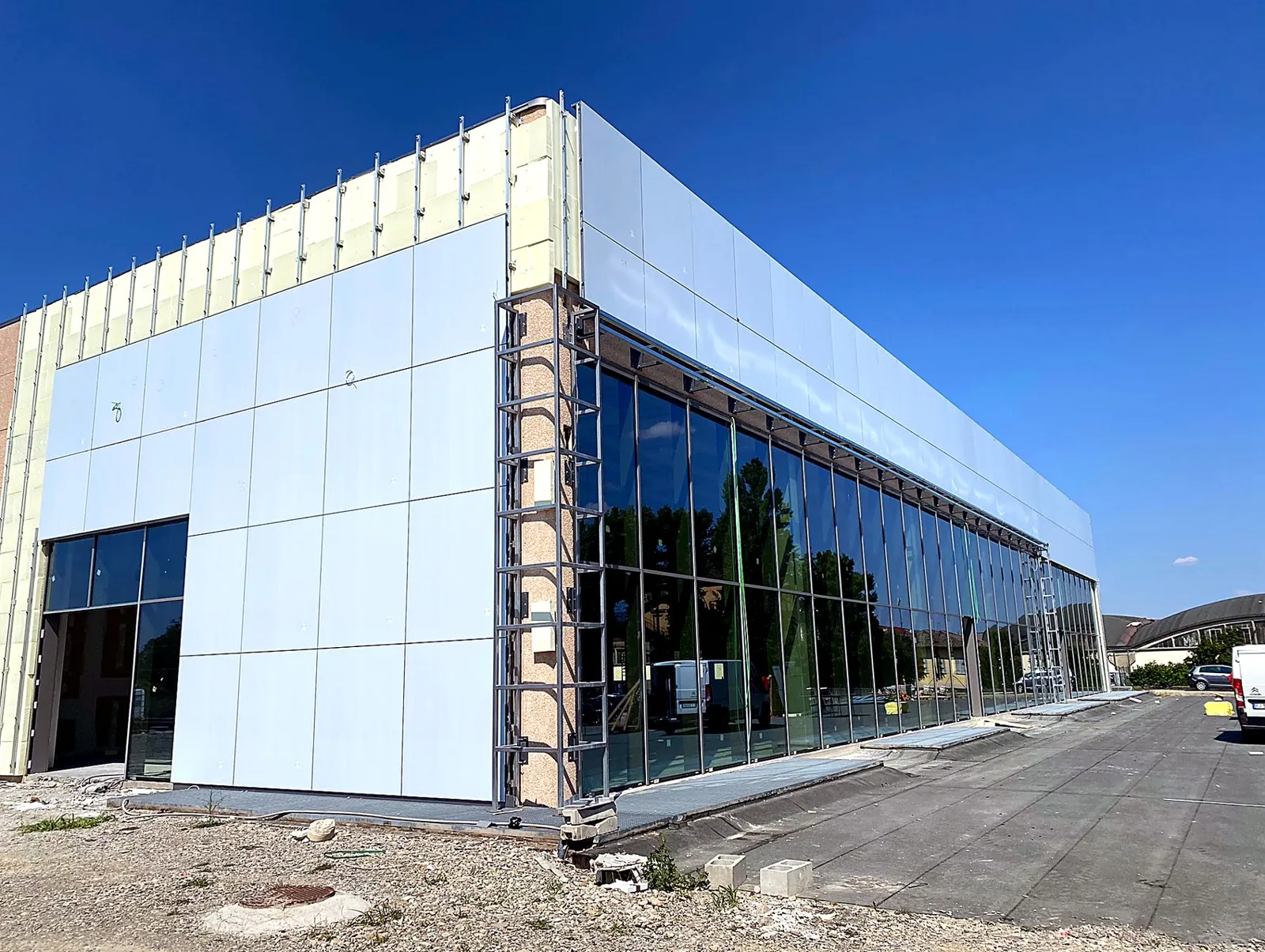 Facciata continua vetrata di un edificio in costruzione
